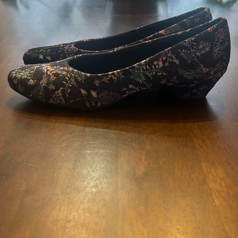 Soft Style Suede Floral Shoes Size 8 1/2 - Picture 3 of 6